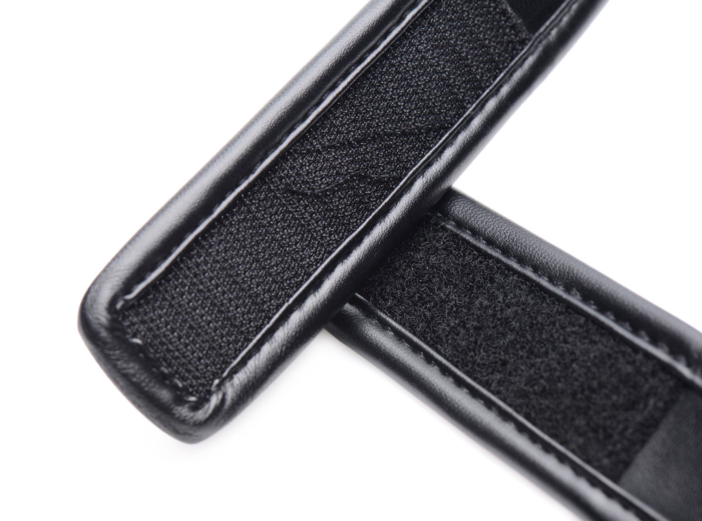 Detail of the black leather straps featuring a zipper from the set