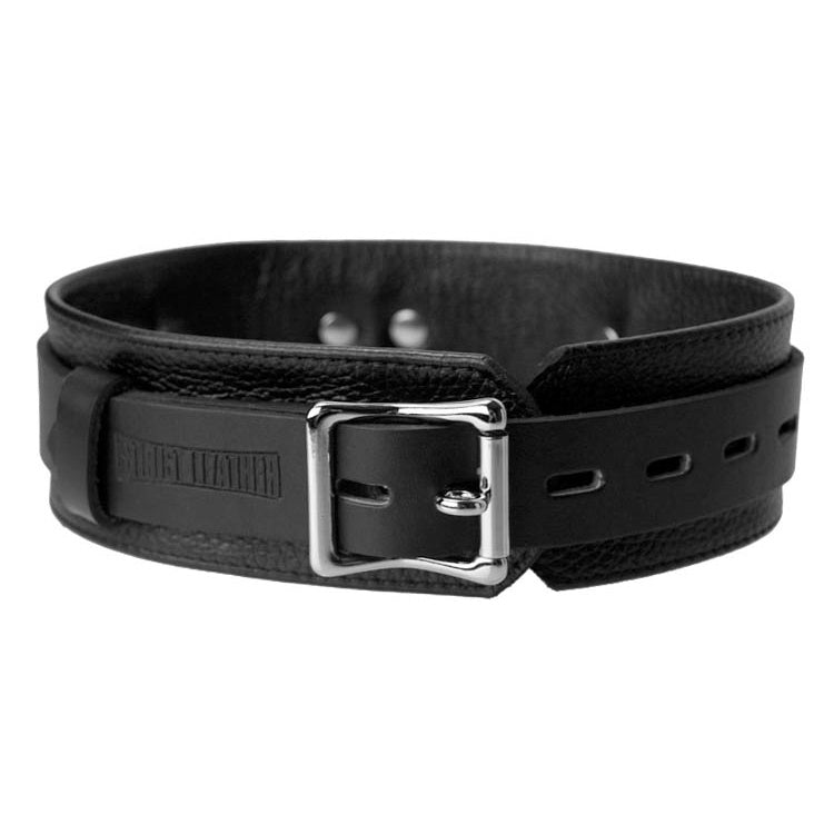 Close-up of the high-quality genuine leather material of the Strict Leather Deluxe Locking Collar